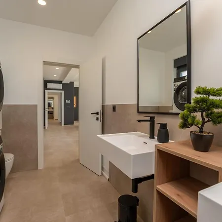 فيلة Ikic Zadarvillas