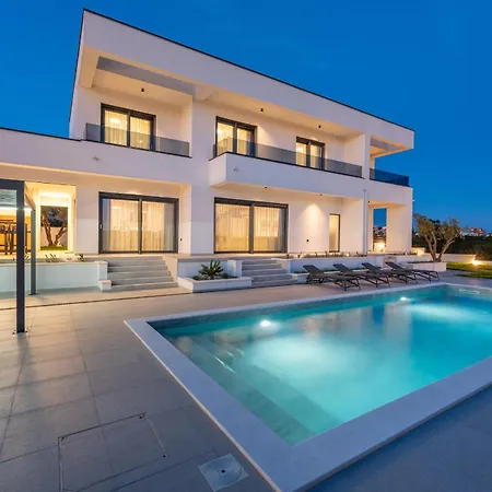 فيلة Ikic Zadarvillas